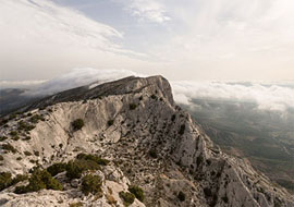 Depuis longtemps je voulais contempler de là-haut ces nuages qui passent d'un versant à l'autre