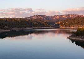 Le lac Bimont et la Cause avec en fond La Barre