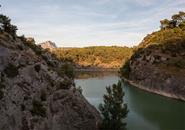 Sous le barrage de Bimont, le barrage de Zola offre encore un niveau de découvertes autour de la Sainte-Victoire