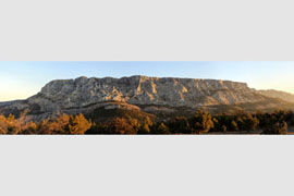 Lever de soleil sur la Sainte-Victoire, vue du plateau du Cengle.