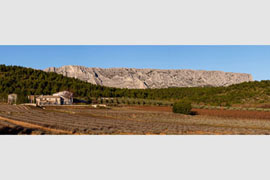 Domaine des Masques et Sainte-Victoire, sur le plateau du Cengle.