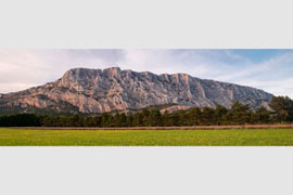 Avant le coucher du soleil, la Sainte-Victoire optimise ses couleurs.